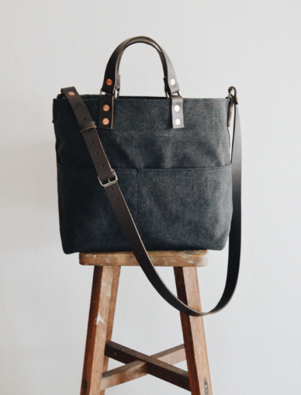 Tas tote dengan tali selempang